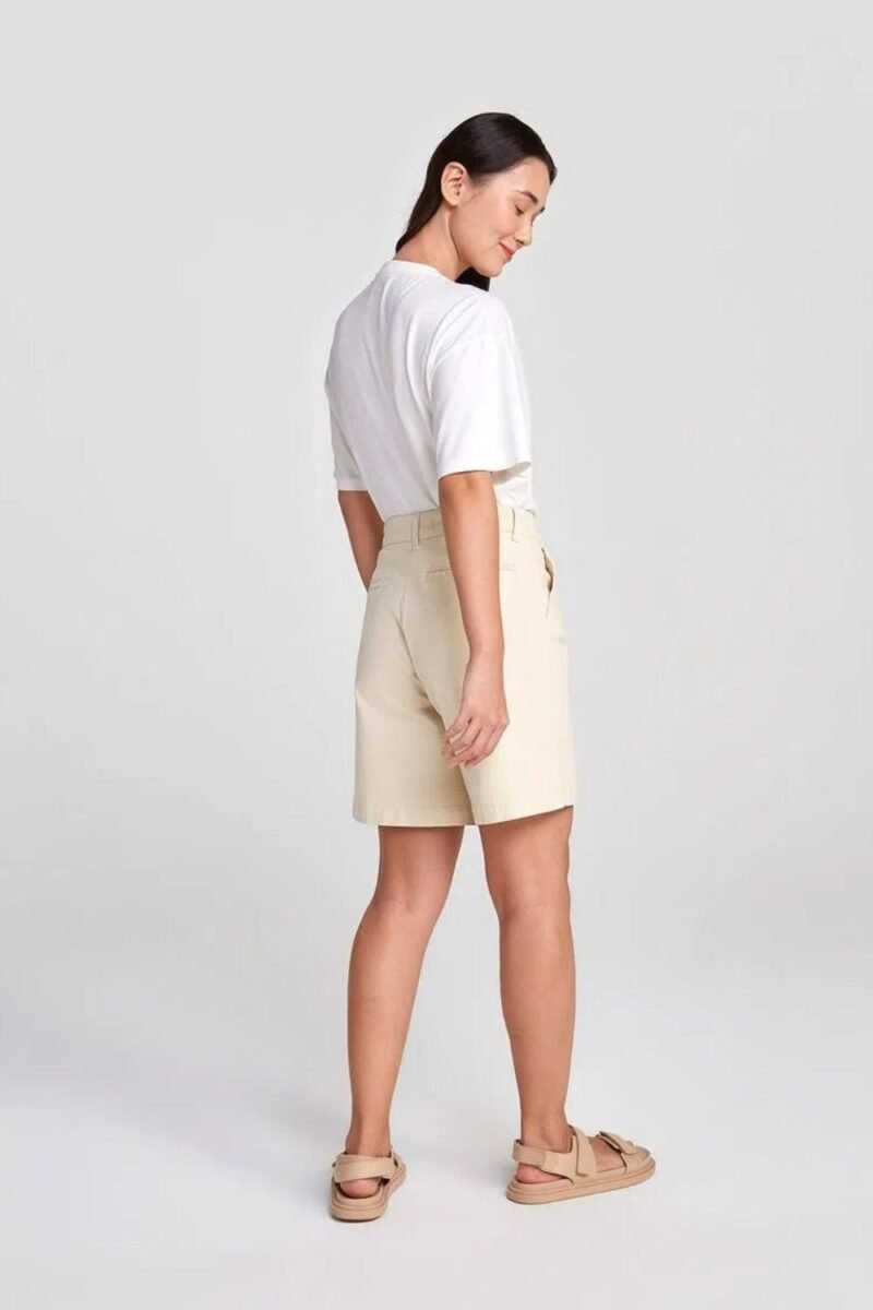 etiqueta-casual-comprar-moda-feminina-online-comprar-roupas-femininas-na-internet-bermuda-basica-feminina-cintura-media-de-sarja-chino-hering-K0MT (1)