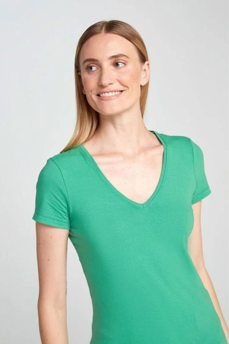 etiqueta-casual-comprar-moda-feminina-online-comprar-roupas-femininas-na-internet-blusa-basica-feminina-decote-V-hering-02TQ (2)