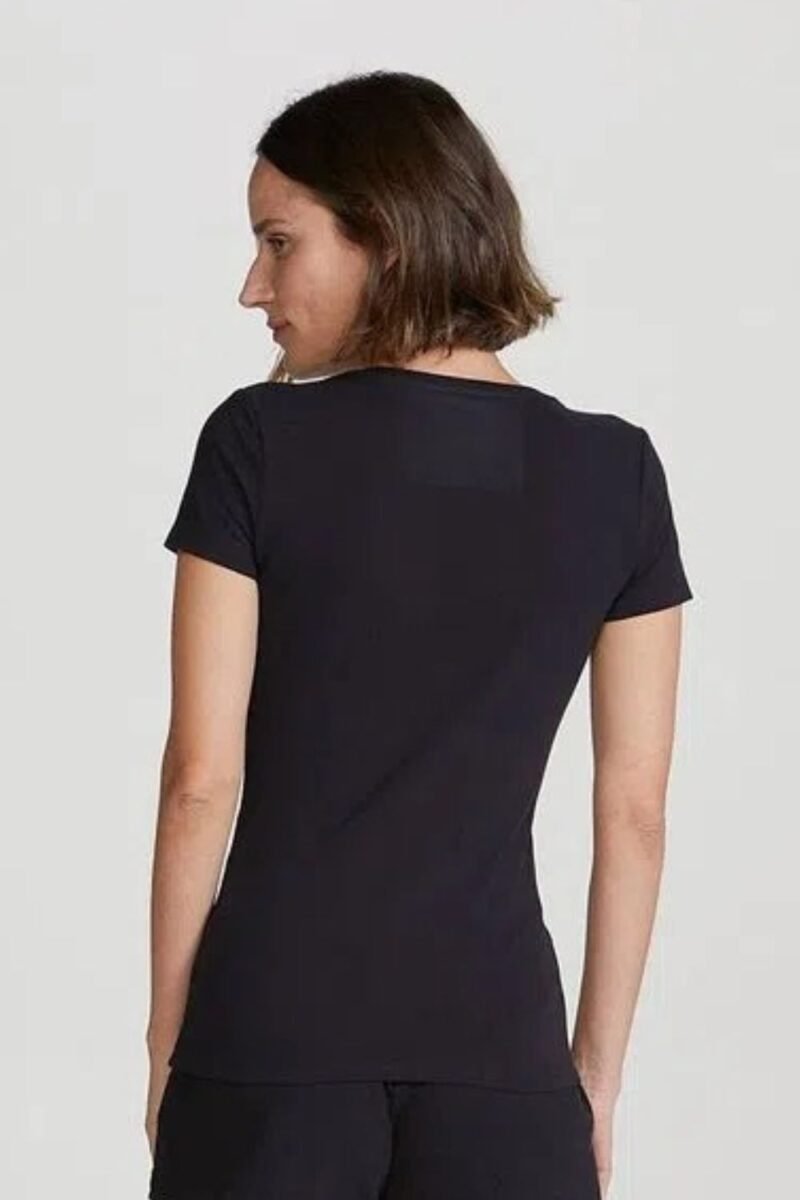 etiqueta-casual-comprar-moda-feminina-online-comprar-roupas-femininas-na-internet-blusa-basica-feminina-decote-V-hering-02TQ (7)