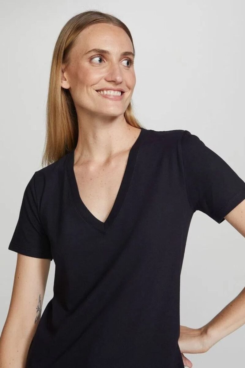 etiqueta-casual-comprar-moda-feminina-online-comprar-roupas-femininas-na-internet-blusa-basica-feminina-em-algodão-decote V-hering-4EZ9 (10)