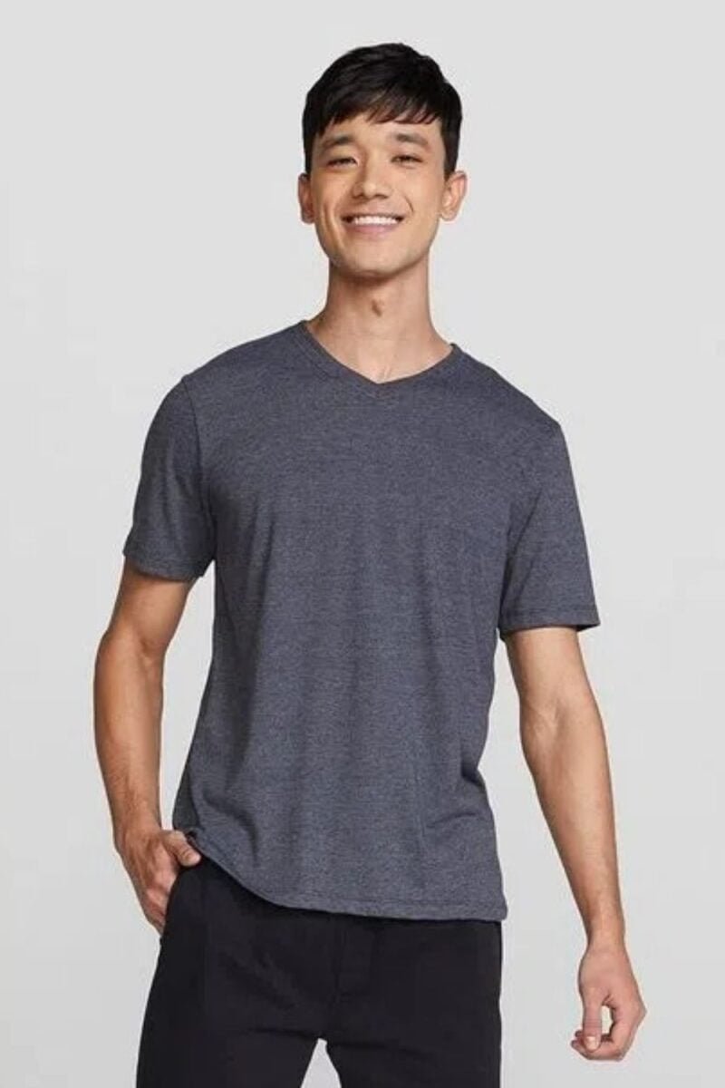 etiqueta-casual-comprar-moda-masculina-online-comprar-roupas-masculinas-na-internet-camiseta-basica-masculina-manga-curta-gola V-hering-022B (8)